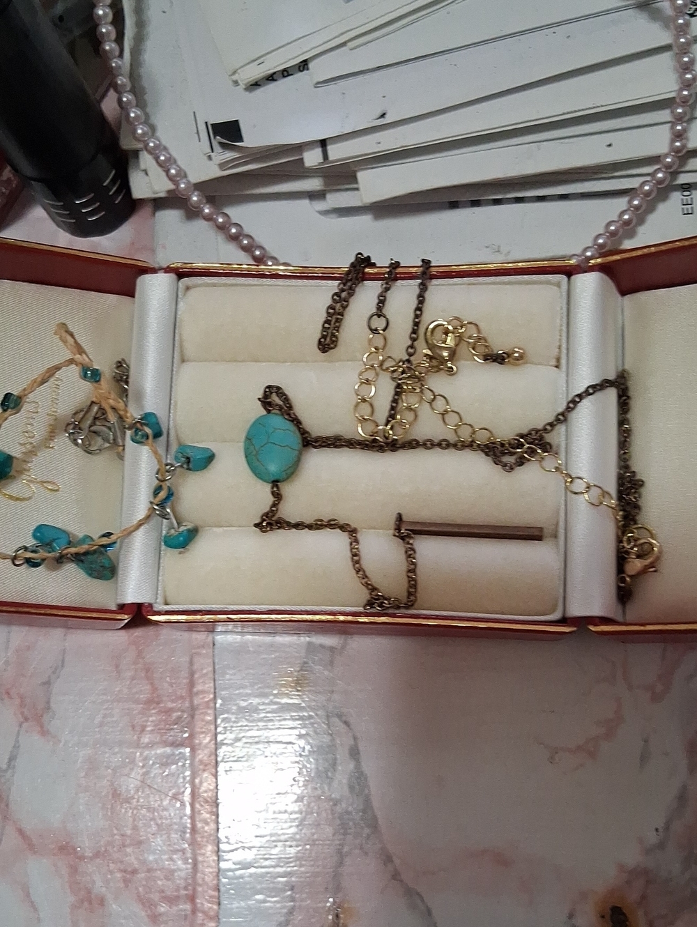 Vinrage Source Unknown Turquoise Stone Necklace with Gold-Tone Chain